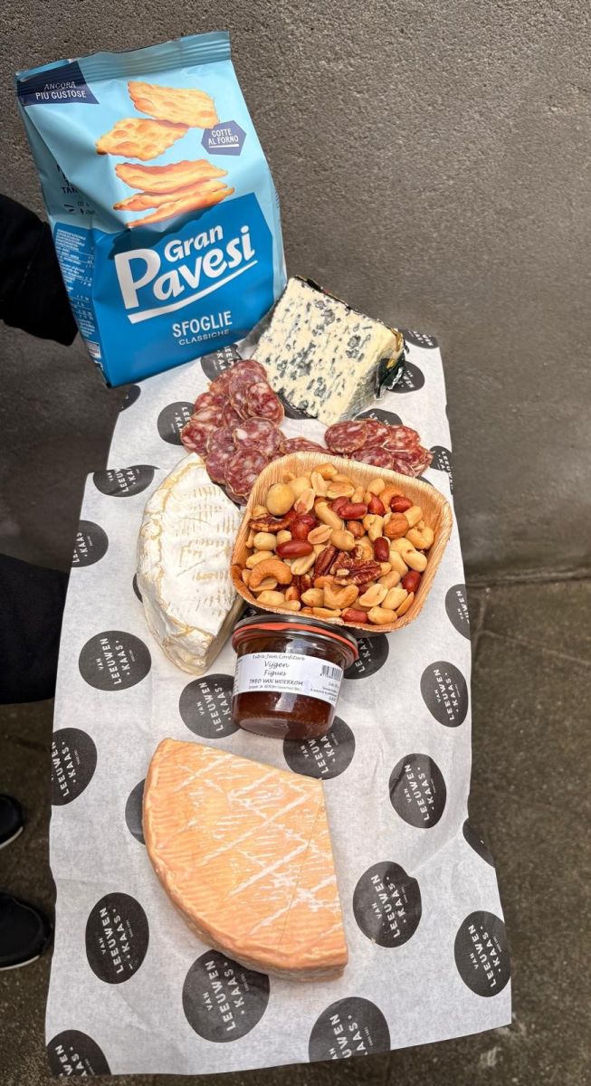 Luxe borrelplank met buitenlandse kaas en nootjes