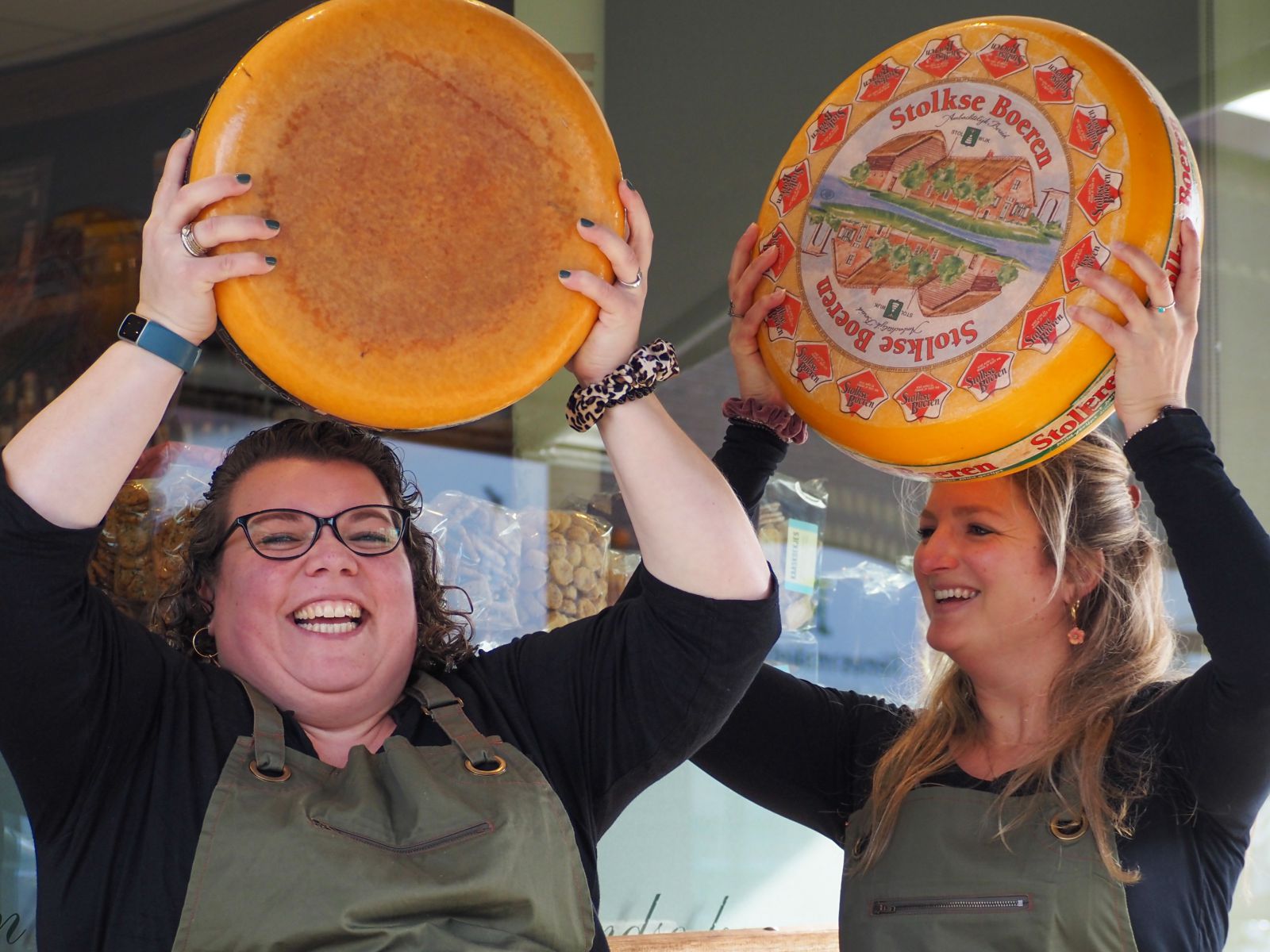 Amber en Raffaella met kaas voor de winkel in Doorn
