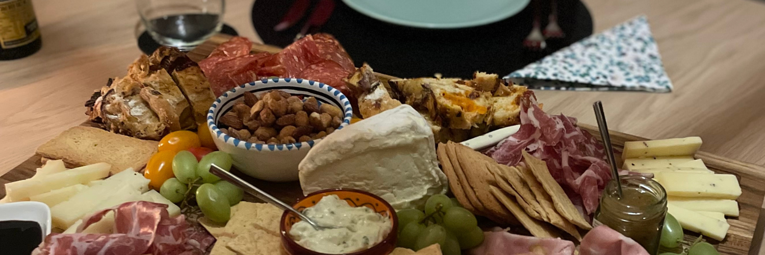 borrelplank met diverse kazen